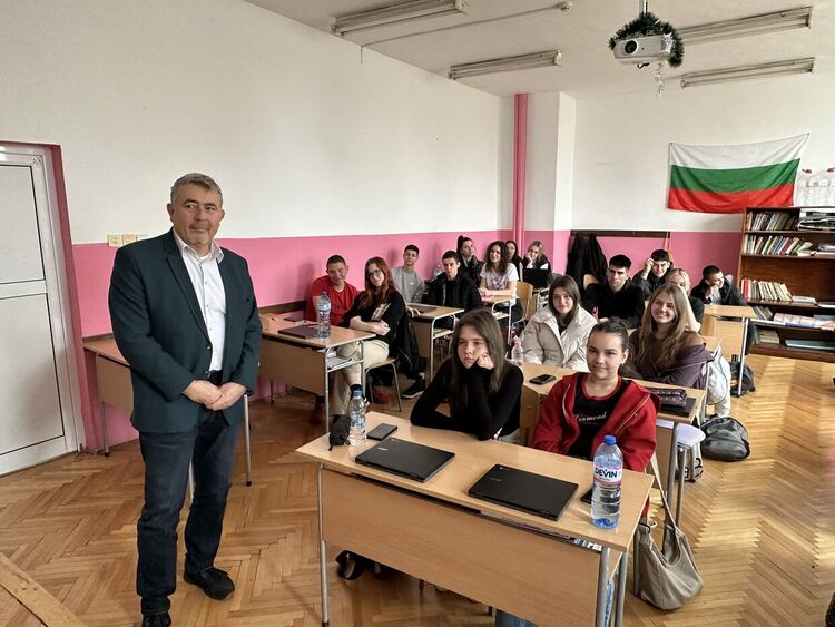 Съдия Стратимир Димитров с открит урок по право в Езиковата гимназия