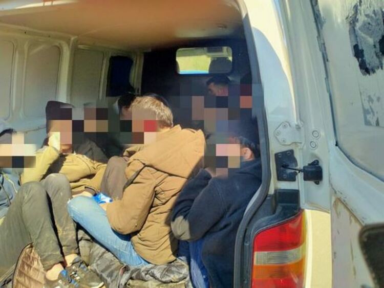 задържаха двама трафиканти и 24-ма нелегални край Харманли