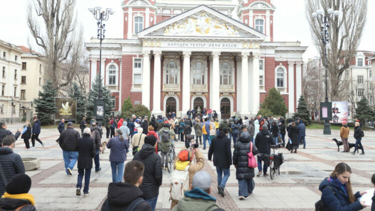 "Талантът върви с непокорство" - стотици творци на протест гонят мафията