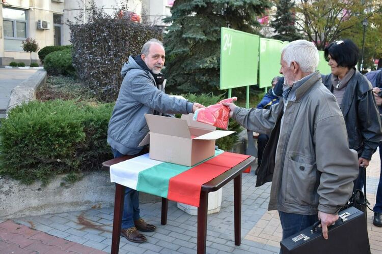 Раздават безплатно 100 знамена на 3-ти март 