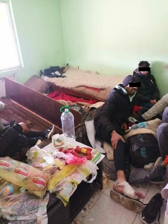 Разкриха депо за нелегални мигранти в Карнобатско