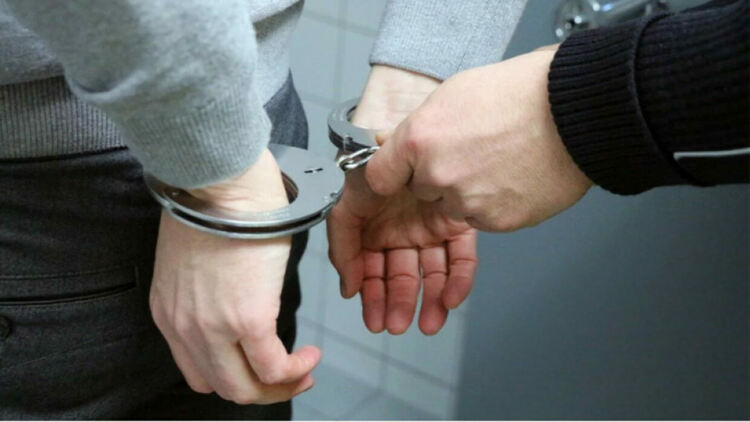 Двама криминално проявени са задържани за грабеж в Перник