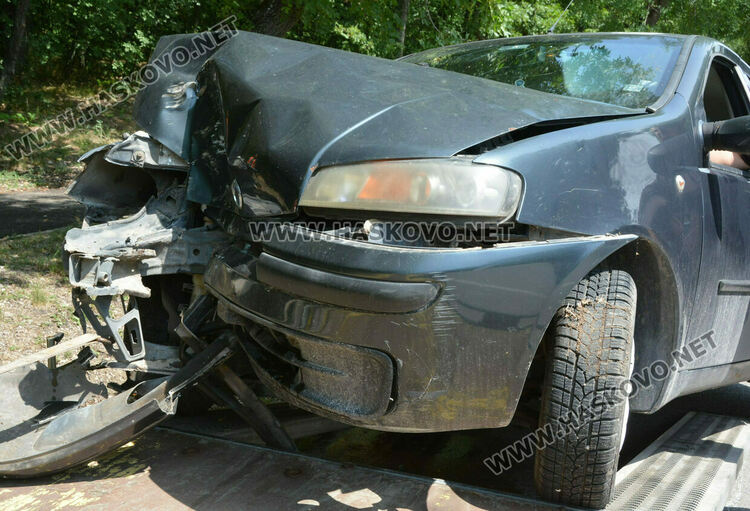 Пиян водач пострада при удар в крайпътни дървета