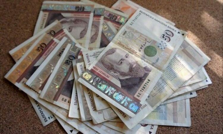 Издирват четирима, задигнали пенсия и греди от строителен обект