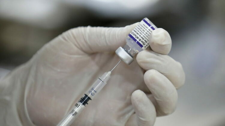 Pfizer намалява ваксините за ЕС, но иска плащане за непроизведените дози