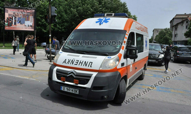Товарен автомобил блъсна пешеходец, водачка излетя в дере