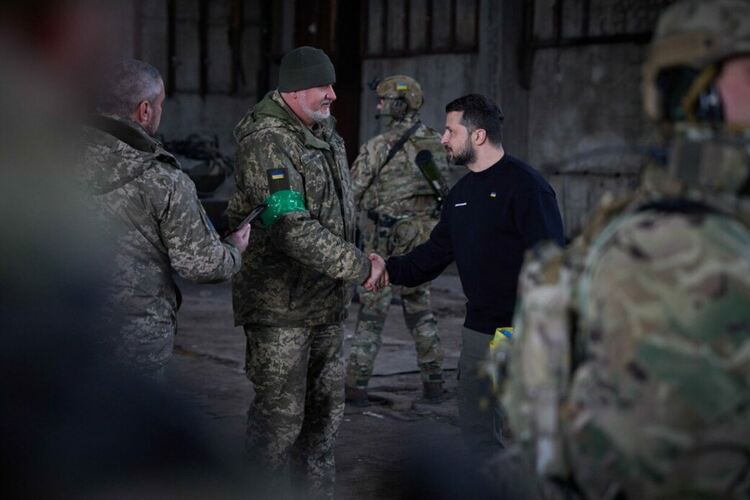 Зеленски пристигна на фронта в Бахмут