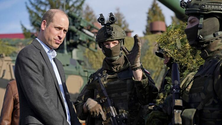 Принц Уилям се срещна с полски и британски военни в Жешув и украински бежанци във Варшава