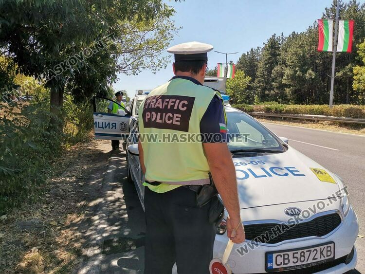 Задържаха двама дрогирани водачи в Хасковско 