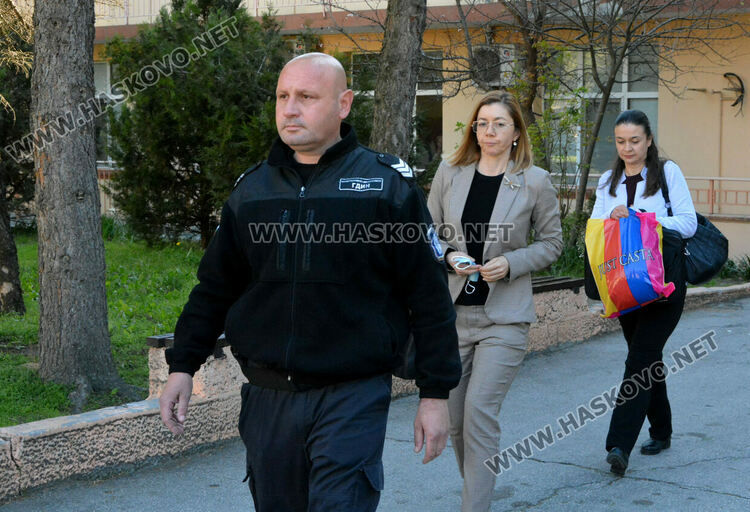 В болницата задържаха под стража мъжа от екшъна със стрелба 