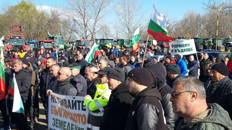 Радев и четирима европейски премиери пишат на Урсула фон дер Лайен за украинското зърно