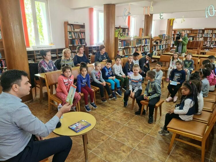 Кметът на Димитровград ще чете приказки на деца в библиотеката