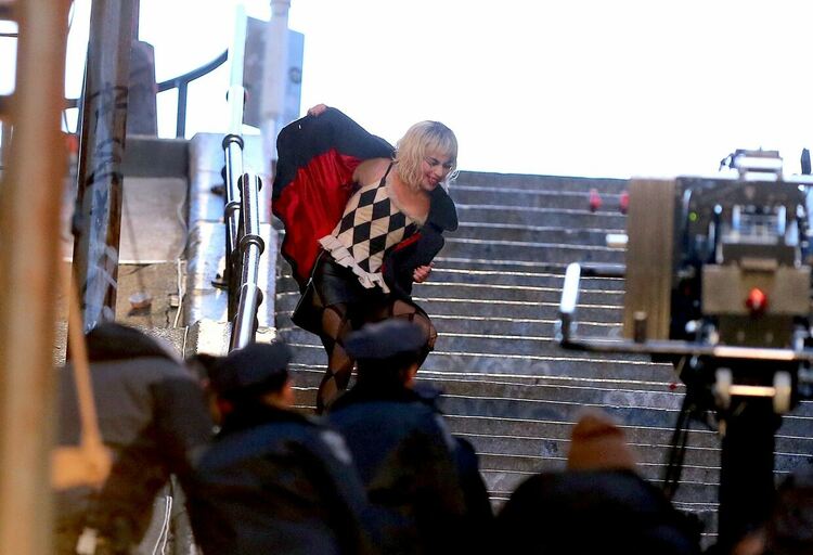 Лейди Гага изпълни прочутия танц на Жокера на стъпалата
