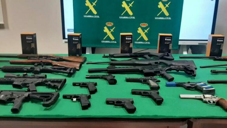 1600 пистолета и автомата иззети в Европа в акция, ръководена от полицията в България и Румъния