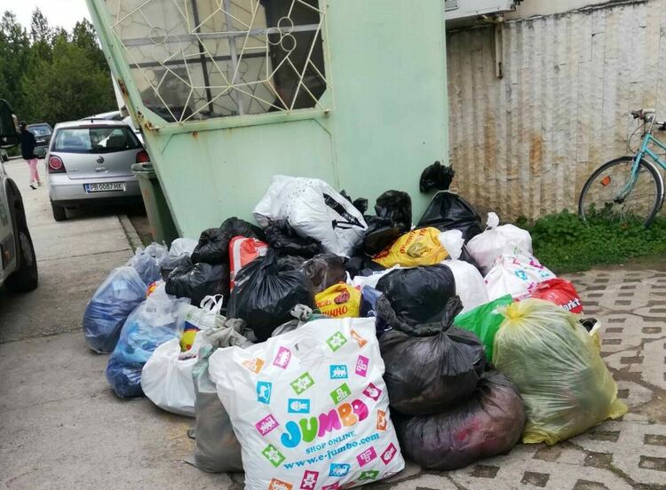 Общината, съвместнос с БЧК и Текслайф започна акция за събиране на дрехи
