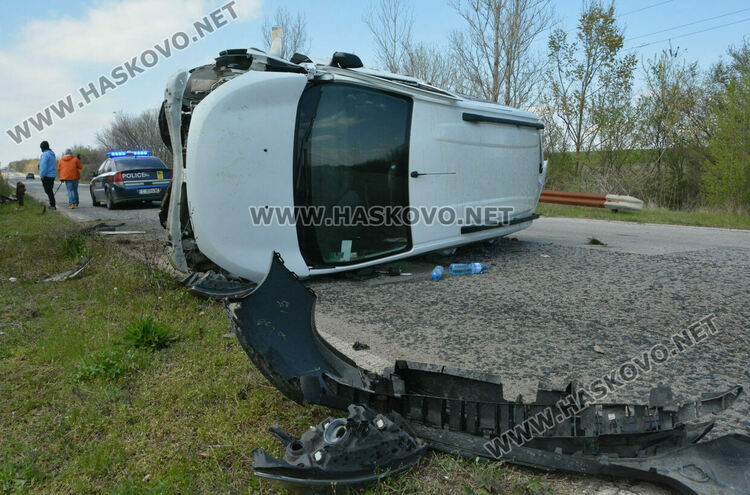 Водач се обърна с пикап и пострада по пътя от Хасково към Пловдив