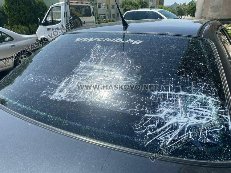 Мъж потроши две коли, но не го задържаха заради здравословни причини