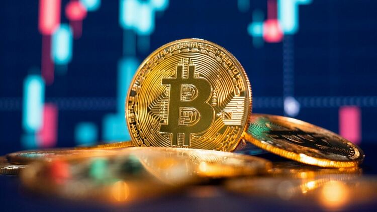 Биткойнът премина прага от 30 000 долара за първи път от юни
