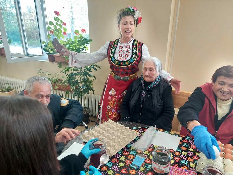 Деца зарадваха възрастните хора на Кърджали за Великден