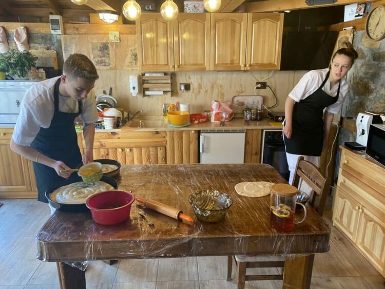Ученици и студенти точиха баници в Райново на готварски събор