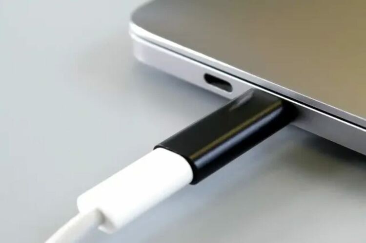 Използвате пyбличeн USB пopт - използвайте и USB кондом