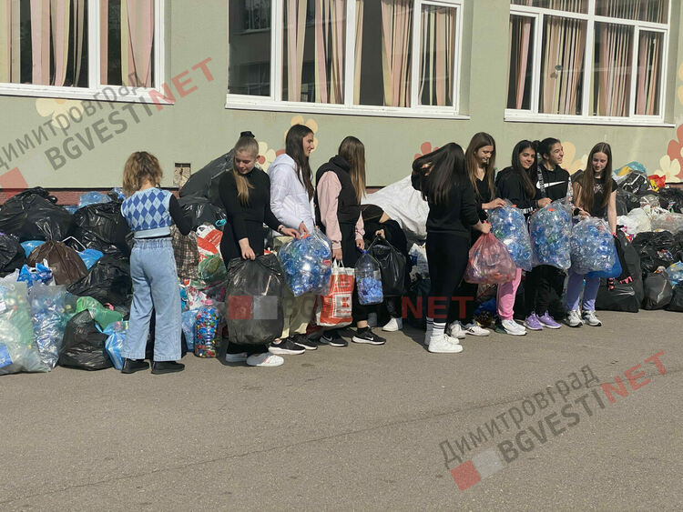 Първи в „Градска рециклиада“ дадоха своя принос учениците от ОУ "Алеко Константинов" с тон отпадъци