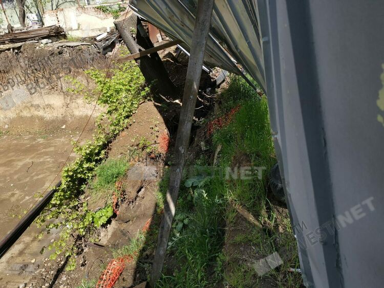 Оголени кабели до изкоп за строеж в центъра на Кърджали