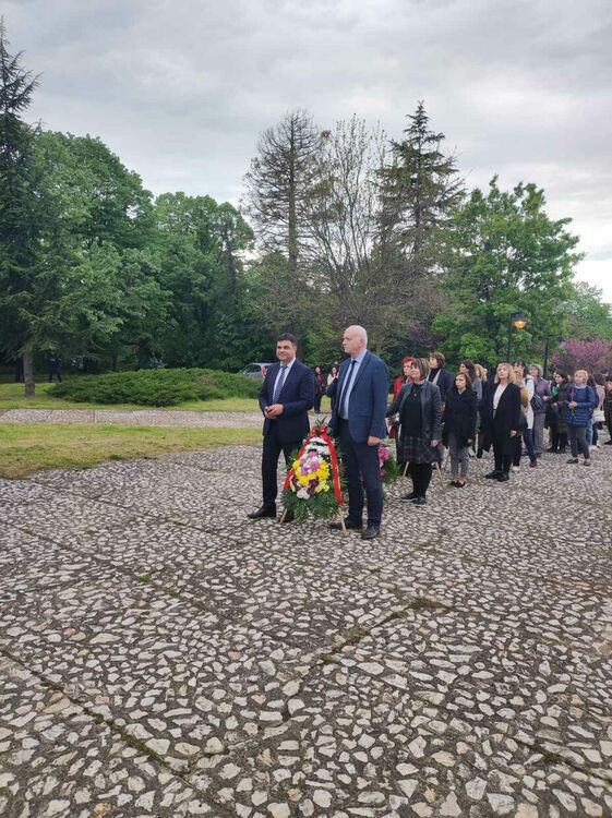 Десетки се поклониха пред паметника на Пеньо Пенев