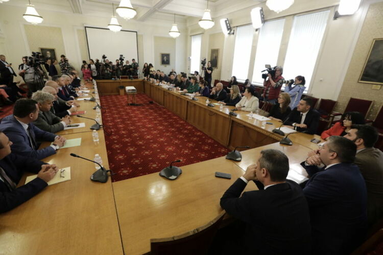 БСП питат как ГЕРБ си представят редовното правителство - на малцинството, коалиция, "правителство на личности".