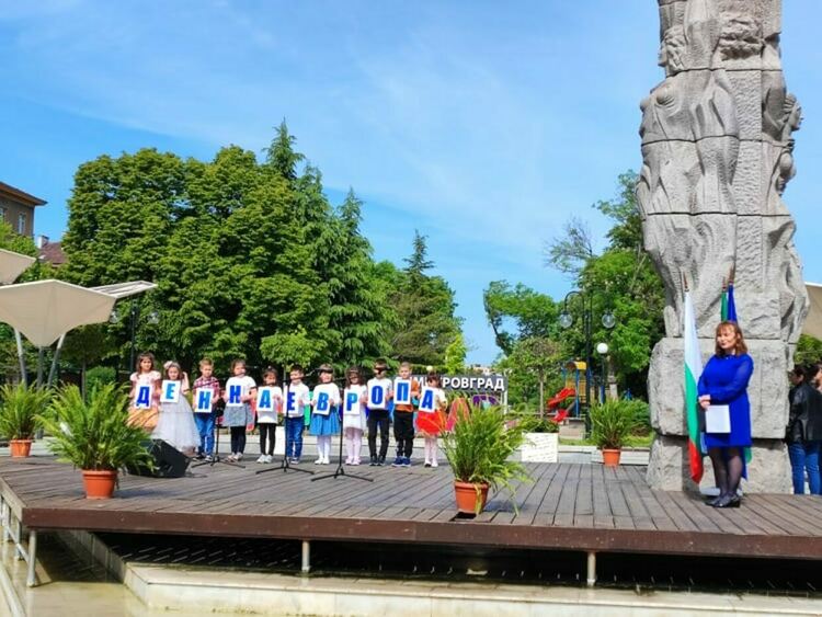 Димитровград ще отбележи Деня на Европа с фолклорен спектакъл и  среща-разговор с журналиста Пламен Асенов