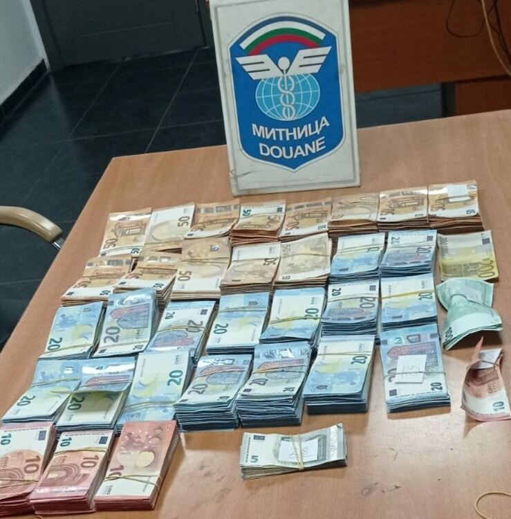 Откриха недекларирана валута за над 850 000 лв. на границата с Турция