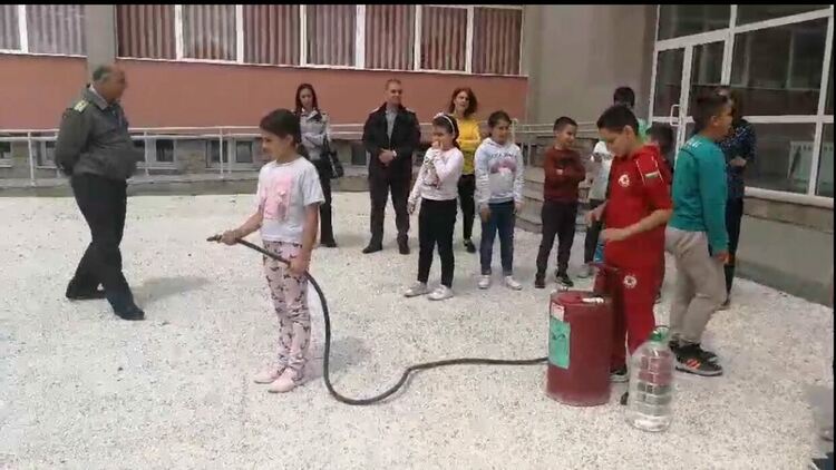 Подаръци за ученици от „Шандор Петьофи“ за знания и умения за природни бедствия