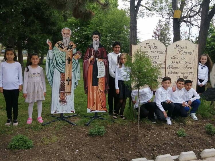 Макети на Кирил и Методий за патронния празник на училището в Конуш