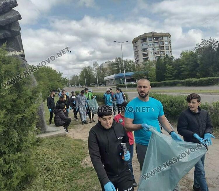 Бежанци почистиха района около реката в Харманли