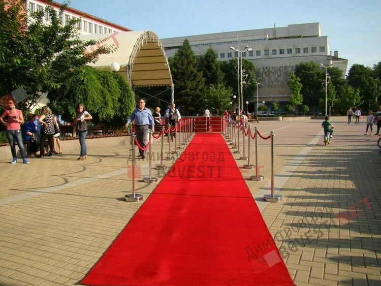 Димитровград отново постила червения килим за абитуриентите
