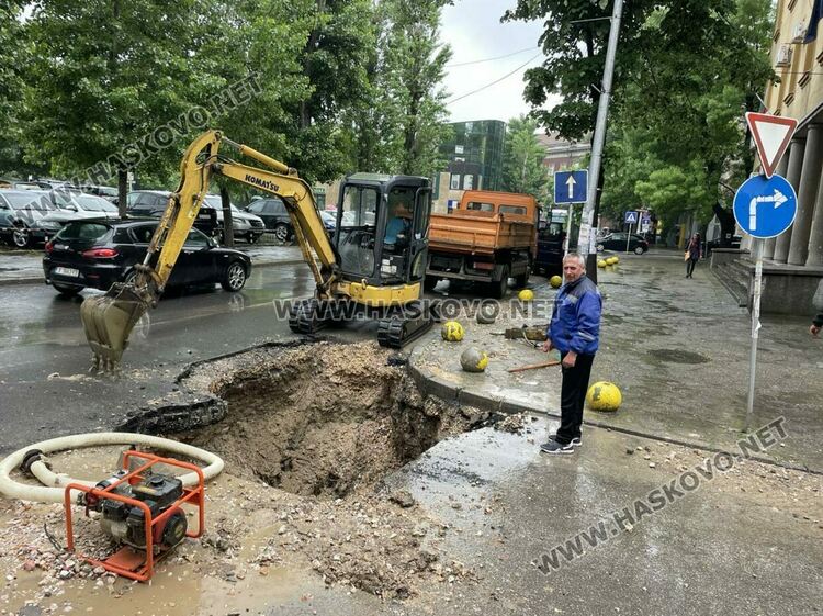 Разкопаха асфалта до Съдебната палата в Хасково заради авария