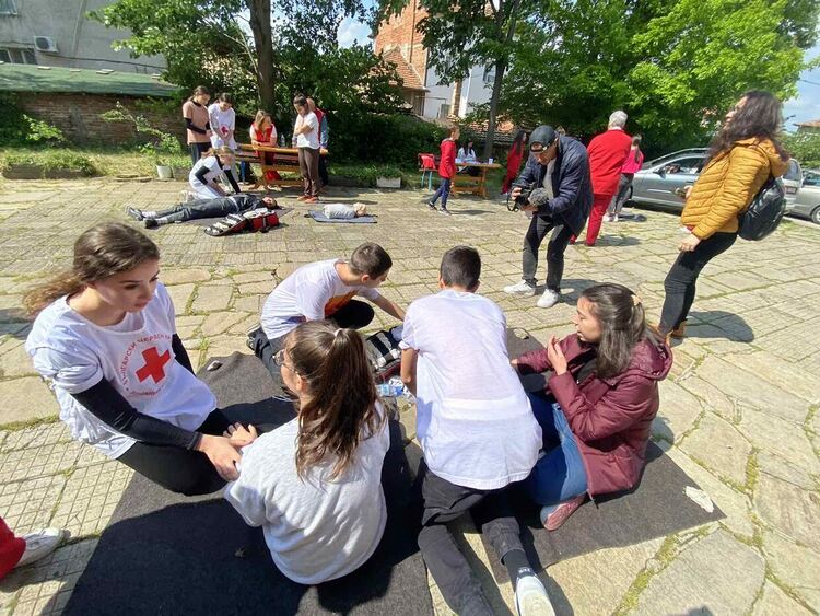 Демонстрират оказване на първа помощ в Дома за стари хора в Кърджали