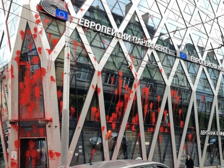 Сградата на Представителството на Европейската комисия изцапана с червена боя по време на протест на поддръжници на "Възраждане"