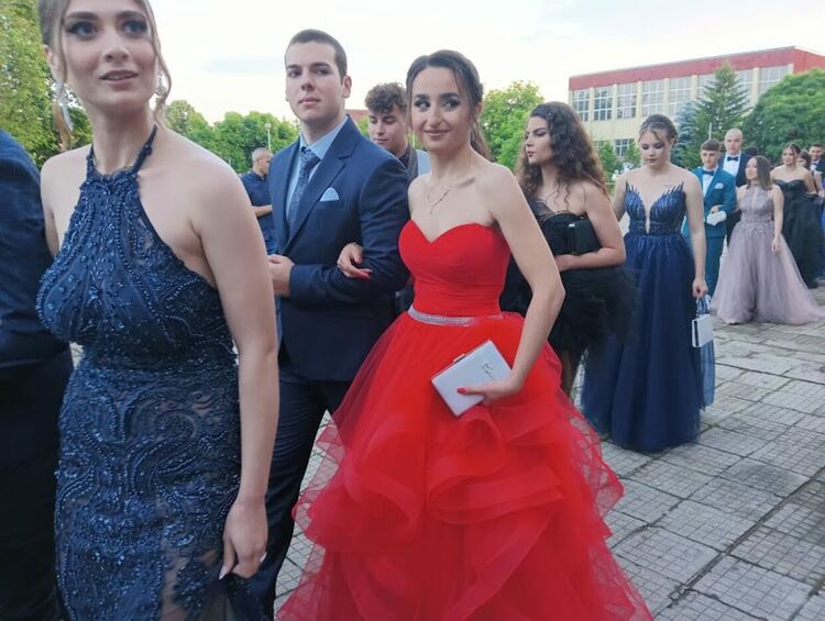 По вода ще върви на абитуриентите от "Златаров"