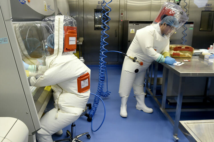 Вероятността вирусът на COVID-19 да е изпуснат от лаборатория не бива да бъде отхвърляна, каза виден китайски учен