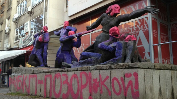 ЕСПЧ оправда Асен Генов за изрисуването на паметника пред централата на БСП