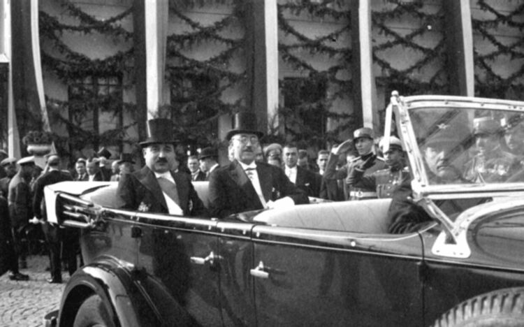 14 юни 1934 година. Всички политически партии в България се разпускат и забраняват