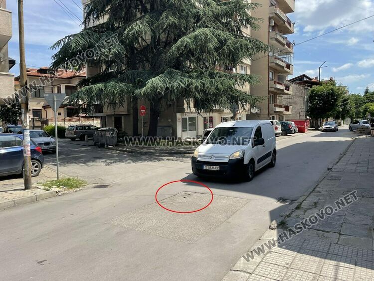 Хасковлии сигнализираха за дупка на улица „Христо Ботев“