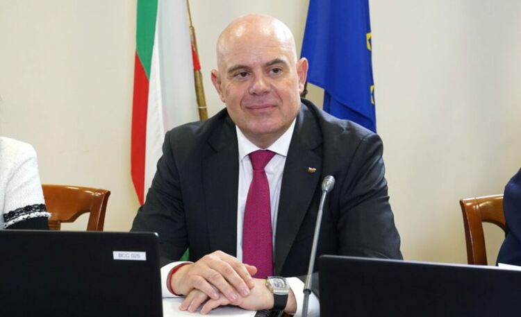 Президентският указ за освобождаването на Иван Гешев е обнародван в "Държавен вестник"