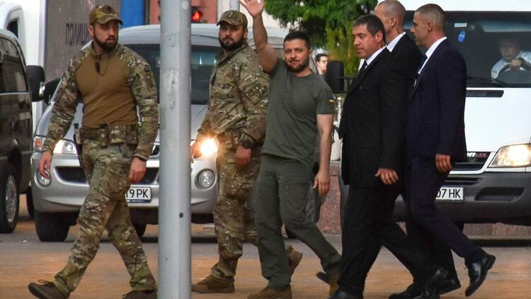 Радев: Не одобрявам пращането на боеприпаси; Зеленски: Няма да ви стигнат да воювате с Русия