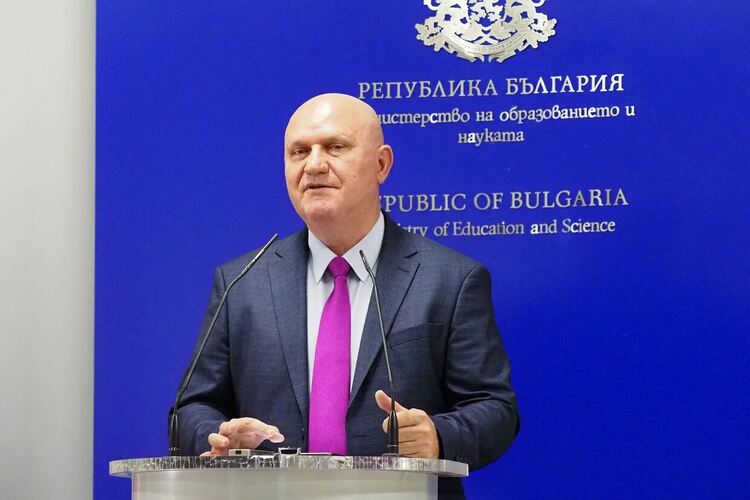 МОН обяви нов график за изпитите през учебната 2023/2024