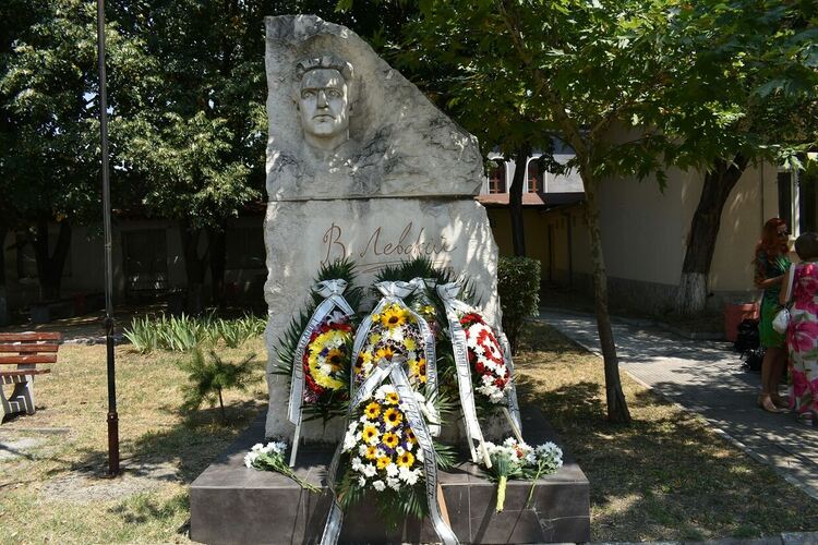 Асеновград чества 186 години от рождението на Васил Левски (снимки)