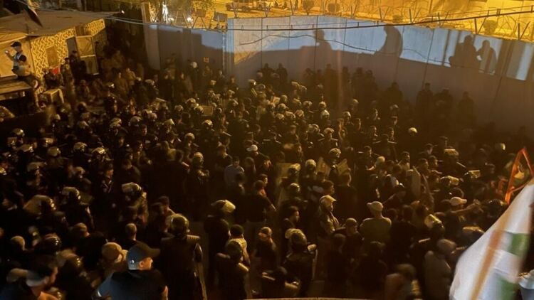 Протестиращи щурмуваха и подпалиха посолството на Швеция в Ирак