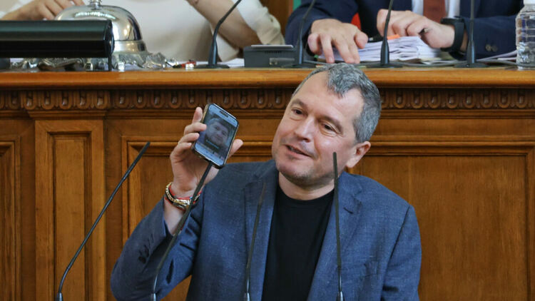 Напрежение в парламента: Телефонни записи, остри реплики и наказания