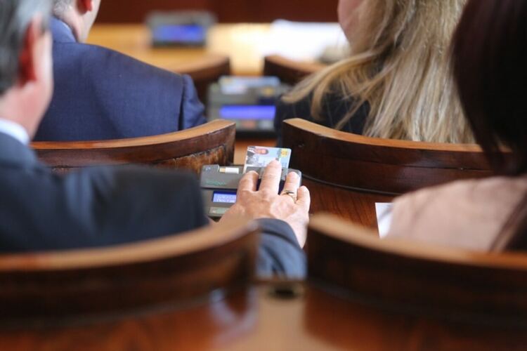 Енергийните предприятия внасят целеви вноски във фонд „Сигурност на електроенергийната система“ до края на тази година